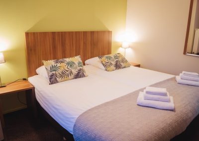 Tweepersoonskamer met 1 groot bed - Hotel Eckhardt Uithuizen