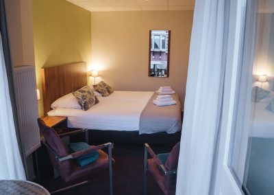 Tweepersoonskamer met zicht vanuit balkon - Hotel Eckhardt Uithuizen